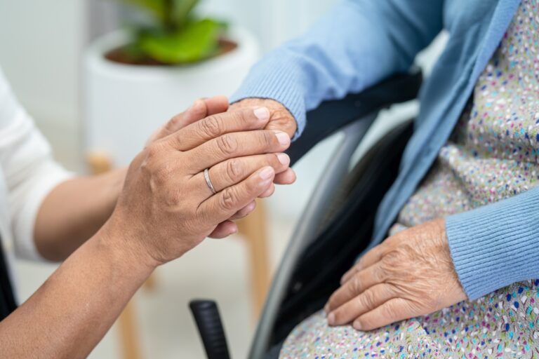 80歲免評聘外籍看護新制8月上路!6大配套措施保障重症家庭